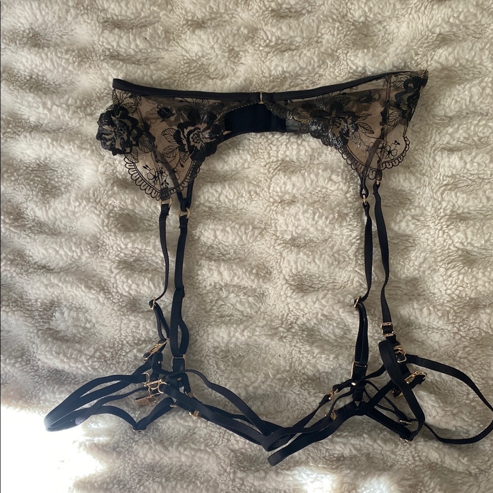 Jules suspender hole in back mesh